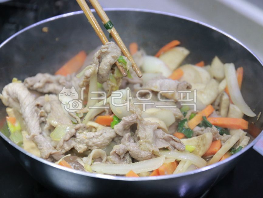 side dish,cook,Bulgogi,cooked meat,Korean,cooking,pork,food