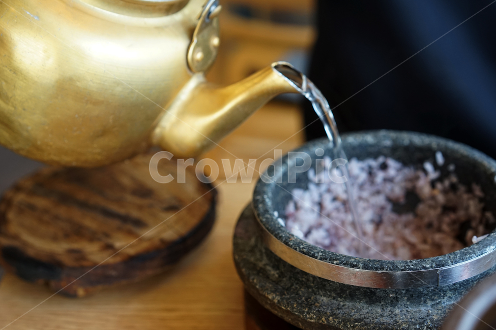 한식,요리,음식,식사,밥,돌솥밥,돌솥,주전자,누룽지,음식,식재료,요리,food,cook,meal,dishes,food reserves,한식,한국음식,한국요리,korean food,korean dishes,korean meal,korean cook