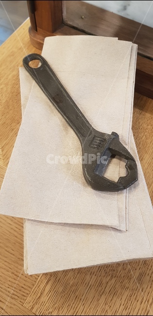 휴지,티슈,스패너,병따개,빈티지,opener,tissue,vintage,나무,wood,table,오래된,공구,tool,monkeyspanner,구멍,hole,철,iron,회색,무거운,heavy,사물,물건,오브젝트,thing,object,matter