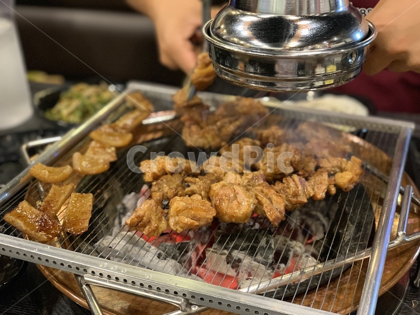 갈비,돼지고기,돼지갈비,meat,고기굽는모습,불판,숯불,음식,식재료,요리,food,cook,meal,dishes,food reserves,육류,고기,meat
