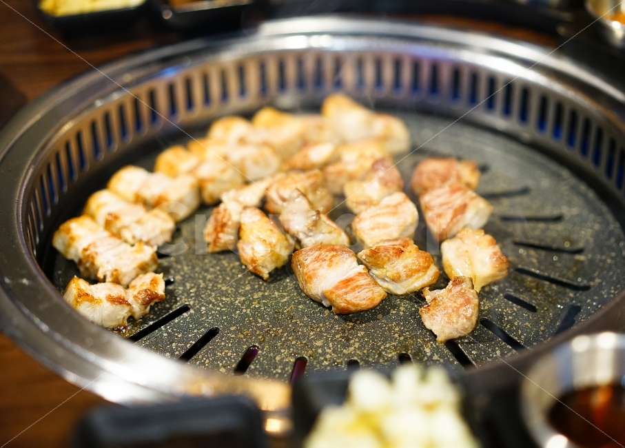 	식사,돼지고기,삼겹살,목살,고기,구이,소주안주,안주,먹방,꼬기,만남,술자리,술한잔,먹거리,푸드,불판,음식,식재료,요리,food,cook,meal,dishes,food reserves,육류,고기,meat,한식,한국음식,한국요리,korean food,korean dishes,korean meal,korean cook