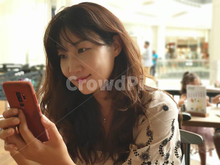 핸드폰,여자,카폐,커피샵,긴머리,사람,인물,인간,human,person,여성,여자,woman,female,lady
