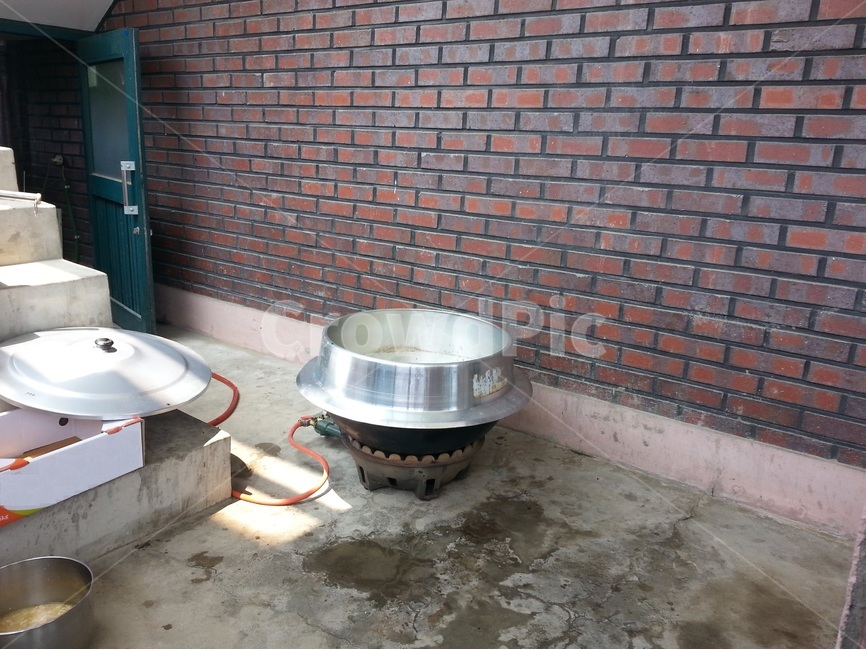 가마솥,가스,호스,솥뚜껑,계단,붉은색,빨간벽돌,검은줄,젖은바닥,화덕,bigpot,analpot,apotlid,akettlecover,brick,redbrick,stairs,blackline,벽,wall,redwall,agasstove
