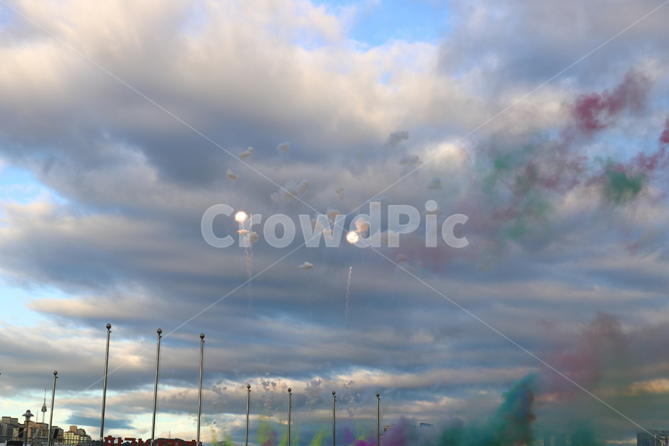 하늘,구름,흰구름,불꽃쇼,낮불꽃쇼,불꽃축제,불꽃놀이,축제,연막탄,축제,행사,festival,carnival,event