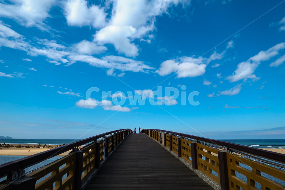 대만,바다,다리,구름,taiwan,산책로,bridge,boardwalk,building,water,waterfront,human,person,워터프론트,포트,dock,sea,cloud,sky