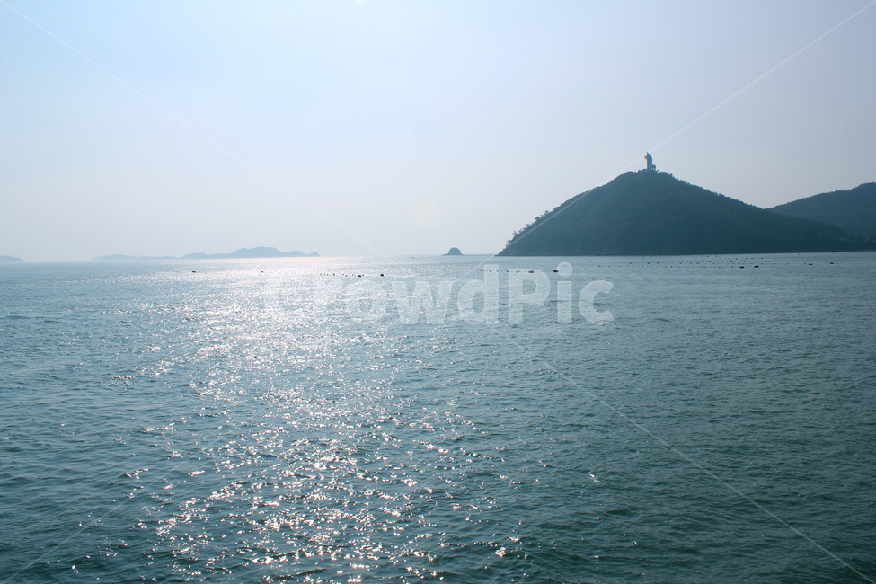 낮,낮바다,바다,하늘,섬,산,파랑,푸른바다,물결,day,sea,sky,island,mountain,blue,wave,자연,풍경,낮하늘,빛,반짝임,트윙클,자연,풍경,nature,landscape,land,땅,outdoors,옥외,ocean,대양,water,물,shoreline,해안선,promontory,곶