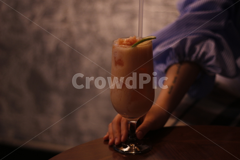 복숭아,자두,라임,과일,음료,카페,디저트,juice,fruit,cafe,dessert,손,사람,음료수,drink,beverage