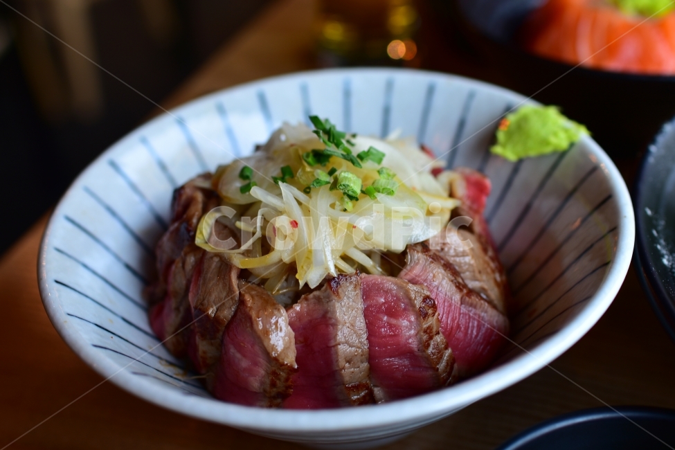 음식,밥,식사,고기,스테이크,와사비,덮밥,초록,빨강,스테이크덮밥,양파,food,asiafood,rice,salmon,회,japanessfood,japaness,음식,식재료,요리,food,cook,meal,dishes,food reserves,육류,고기,meat,일식,일본음식,일본요리,Japanese food,Japanese dishes,Japanese meal,Japanese cook