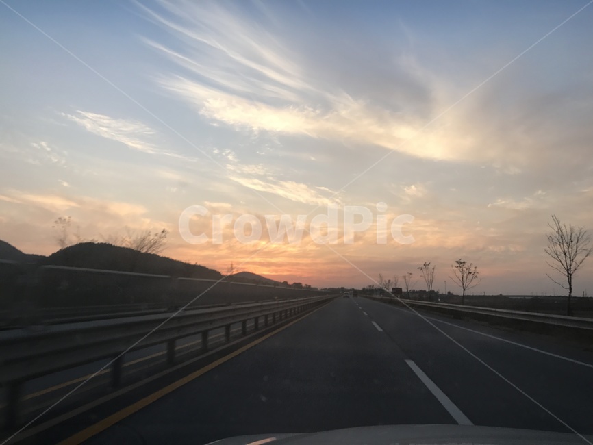 석양,sky,sunset,도로,road,highway,고속도로,하늘,일몰,교통,교통수단,traffic,transportation