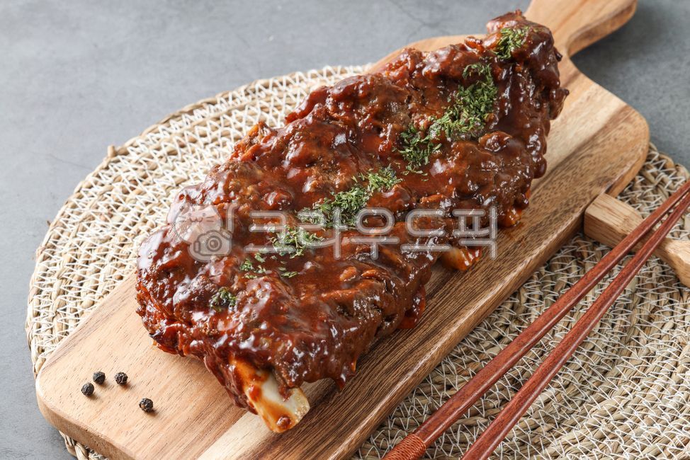 폭립,돼지등갈비,바베큐,돼지,돼지등갈비구이,돼지고기,육류,음식,요리,식재료,맛있는,식사,클로즈업,food,cook,meal,delicious,접시,그릇,plate,bowl,closeup,pork