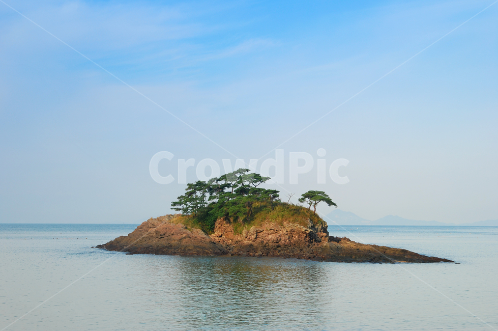 섬,솔섬,바다,하늘,배경,백그라운드,풍경,자연,해안,수평선,소나무,나무,변산반도,국립공원,서해,부안,부안군,한국,자연,풍경,nature,landscape,outdoors,옥외,land,땅,ocean,대양,sea,water,물,shoreline,해안선,coast,연안