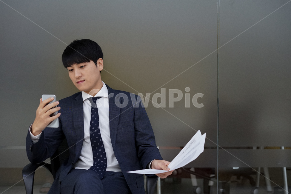 남성,남자,비즈니스,사업가,회사원,직장인,슈트,정장,양복,사무실,핸드폰,서류,휴대폰,사람,인물,인간,human,person,남성,남자,man,male,산업,industry,industrial,비즈니스,사업,business,service,work