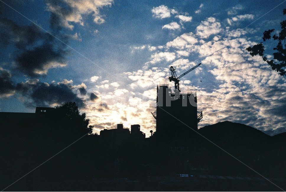 역광사진,필름사진,빌딩건축,크레인,양털구름,도시,풍경,city,landscape,실루엣,그림자,silhouette,shadow