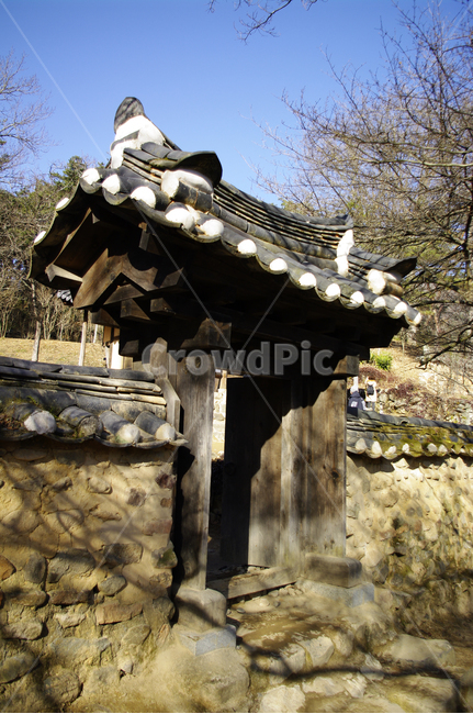 기와지붕,담장,문,하늘,기와,전통,한국전통,한국문화,korean traditional,korean culture,건축물,건물외관,exterior,building,structure,architecture,construction