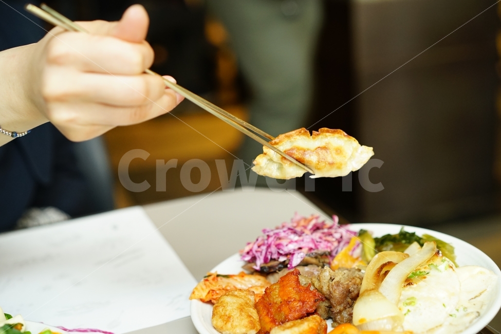 만두,접시,뷔페,음식,푸드,먹방,손,젓가락,푸짐,디너,한식,식사,사람,인물,인간,human,person,신체일부,몸,body,음식,식재료,요리,food,cook,meal,dishes,food reserves