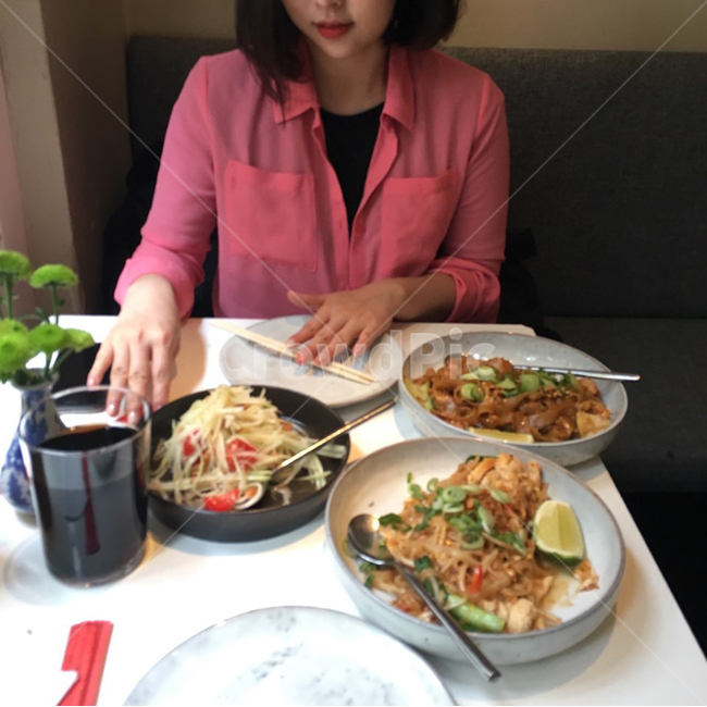 태국음식,아시아푸드,태국요리먹는여자,기다림,온더테이블,데이트,소개팅