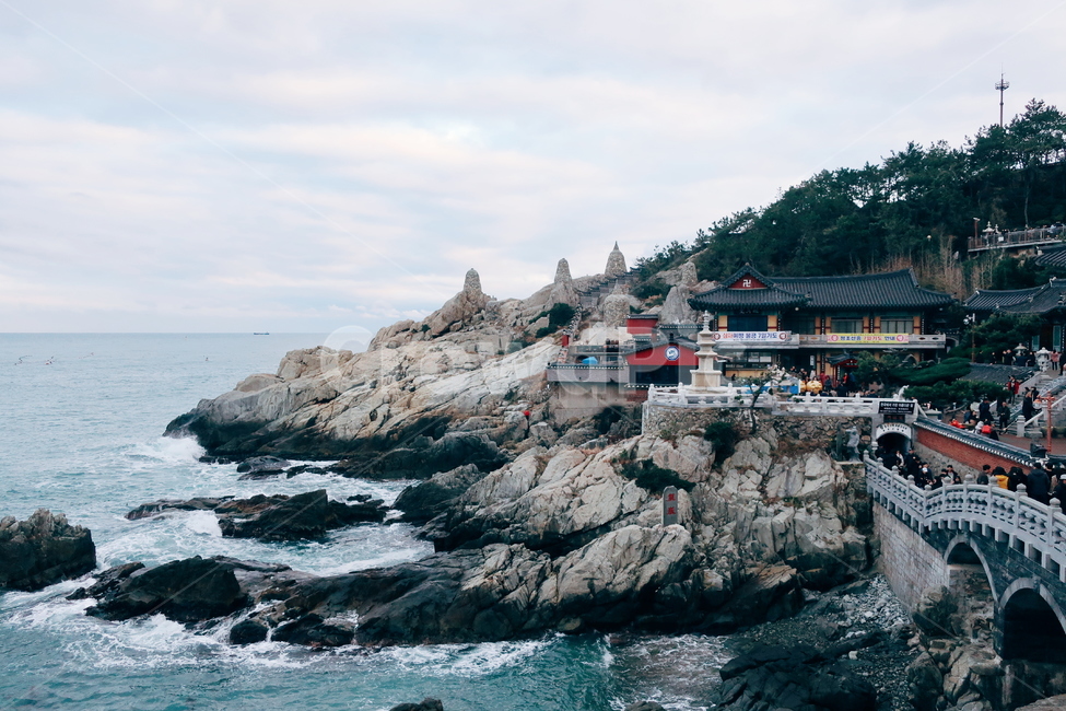 부산,해동용궁사,용궁사,절벽,바닷가,바다,절,해안절벽,부산바다,부산바닷가,한국전통,한국문화,korean traditional,korean culture,랜드마크,landmark,tourist attraction,한국랜드마크,한국관광지,한국명소,korea landmark,korea tourist attraction,사람들,대중,군중,other people,crowd,종교,신앙,religion,belief,faith,건축물,건물외관,exterior,building,structure,architecture,construction