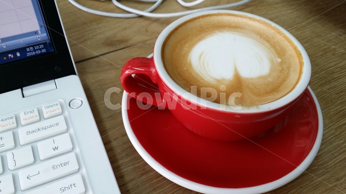 라떼,latte,카공족,하트,라떼아트,노트북,빨강,컵,카페라떼,beverage,coffeecup,cup,drink,커피,카페,coffee,cafe