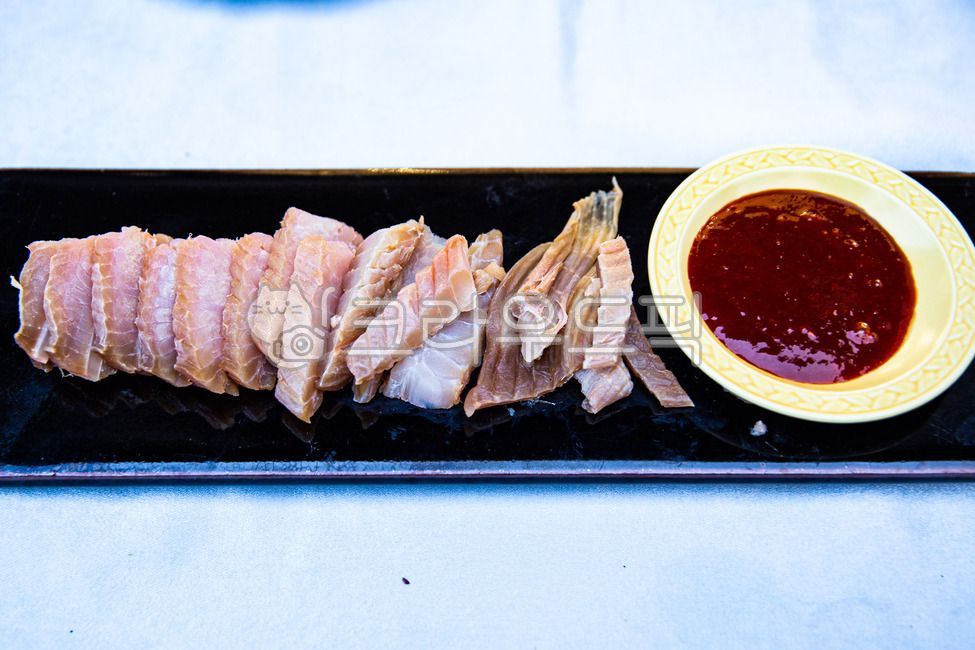 안주,잘삭은홍어회,식초고추장,생선,한국전통음식,snacks,grilledskatesashimi,vinegarpepperpaste,fish,traditionalkoreanfood