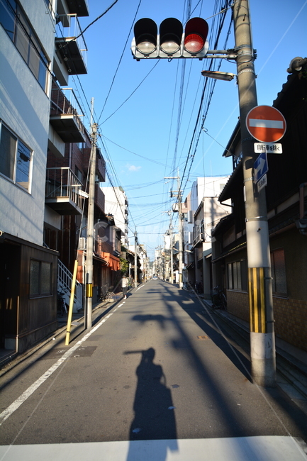 거리,도시거리,신호등,그림자,거리풍경