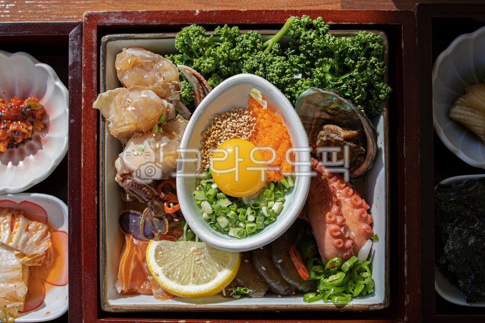 해물장,간장,꽃게,간장게장,새우장,문어,전복,레몬,파슬리,해산물,달걀,노른자