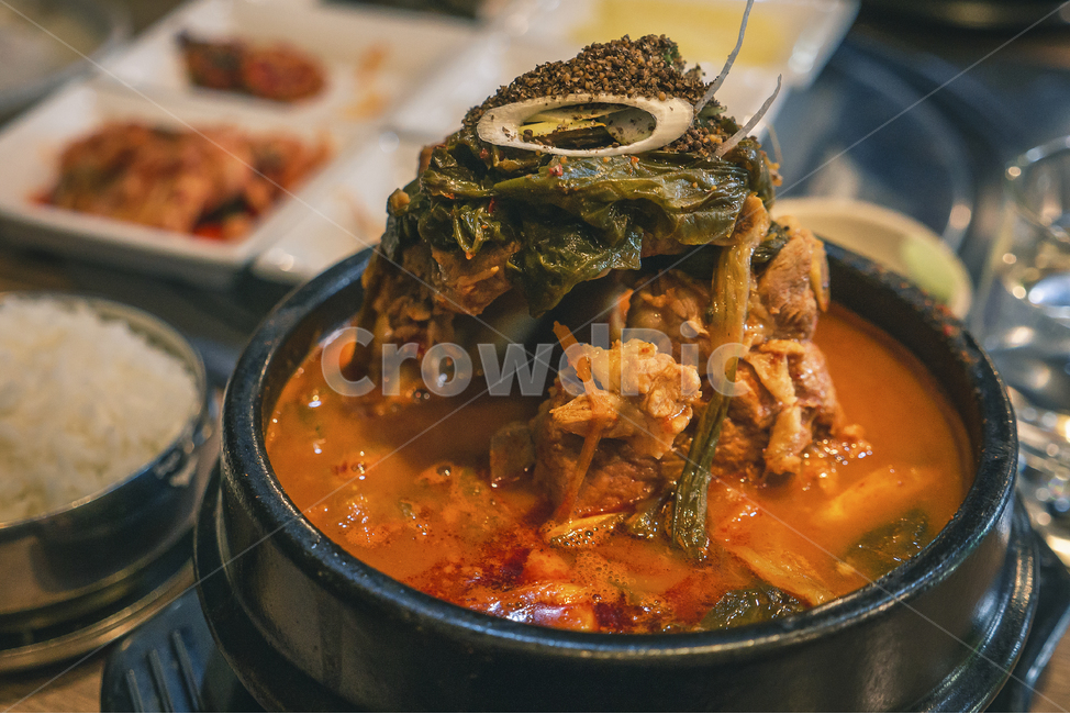 감자탕,뼈다귀,해장국,돼지고기,국밥,한국,음식,스튜,우거지,매운,매콤한,얼큰한,뼈다귀해장국,감자해장국,맛있는,전통음식,해장,음식,식재료,요리,food,cook,meal,dishes,food reserves,한식,한국음식,한국요리,korean food,korean dishes,korean meal,korean cook