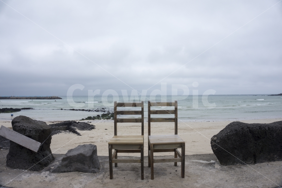의자,제주도,제주,해변,바다,풍경,야외,섬,해안,돌,자연,녹색,여행,보기,바위,매력,남쪽,맑은,지평선,여름,화산,아침,아시아,아름다운,배경,물,해안선,휴가,한국,서귀포,성산일출봉,하늘,구름,투명,제주도,jeju,jeju island,사물,물건,오브젝트,thing,object,matter,wood,나무,chair,furniture,가구,hardwood,견목,plywood,합판