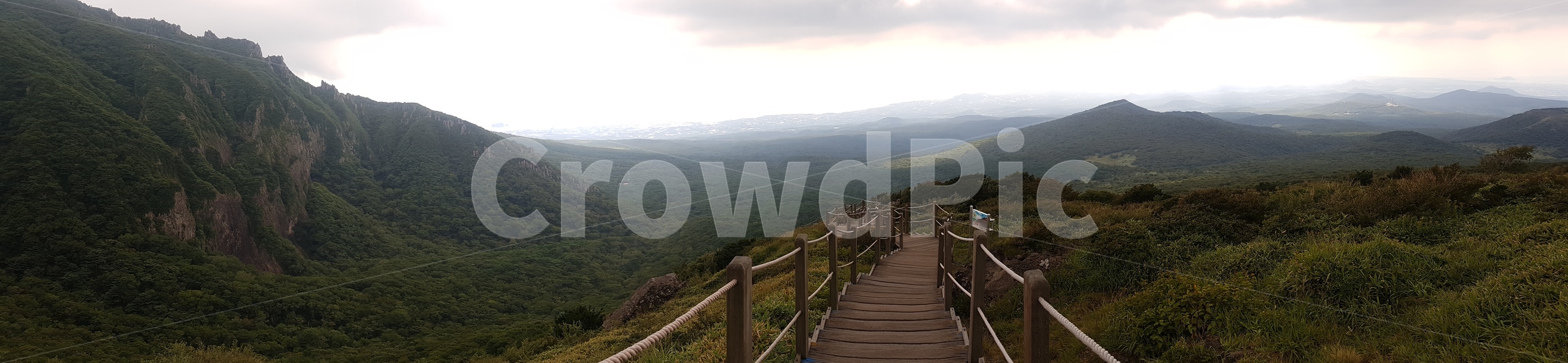 자연,나무,제주도,한라산,영실,풍경,숲,돌,자갈,바위,야외,들판,언덕,시야,view,hill,sky,협곡,능선,날씨,하늘,구름,등산,산책,다리,길,도로,식물,공간,자연풍경,정상,초록,잔디,green,흙,안개,자연,풍경,nature,landscape,building,건물,boardwalk,산책로,bridge,railing,난간