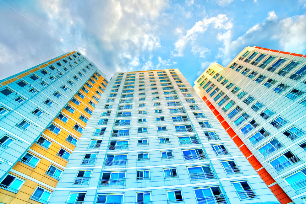 도시,고층건물,아파트,시티,어반,건물,highrise,building,city,apartmentbuilding,urban,town,신도시,비즈니스,하늘,구름,파란색,빨간색,아웃테리어,창문,높다,로우앵글,추상적,건축물,건물외관,exterior,building,structure,architecture,construction