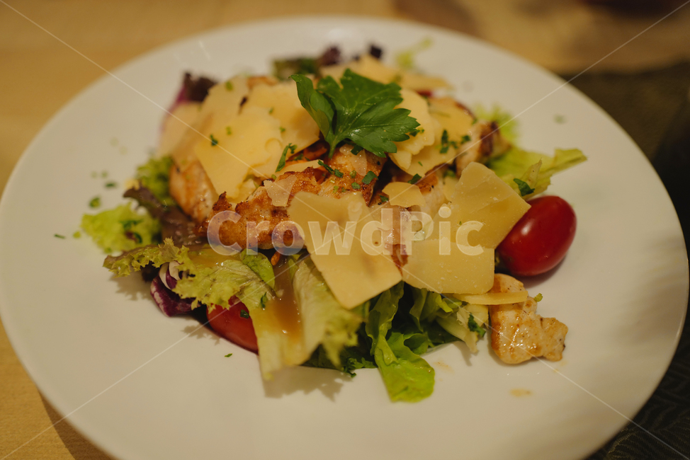샐러드,치즈,접시,식사,음식,레스토랑,restaurant,방울토마토,food,meal,dish