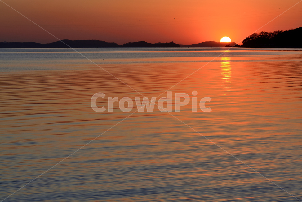 바다,석양,일몰,태양,경치,풍경,태양빛,자연,풍경,nature,landscape,outdoors,옥외,dawn,새벽,red sky,붉은 하늘,sunset,sky,하늘,dusk,황혼,sunlight,햇빛