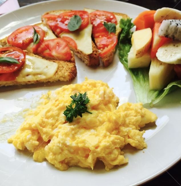food,음식,dish,요리,브런치,brunch,아침식사,breakfast,meal,식사,토마토,tomato,계란,friedegg,스크램블,scramble,토스트,toast,식당,restaurant
