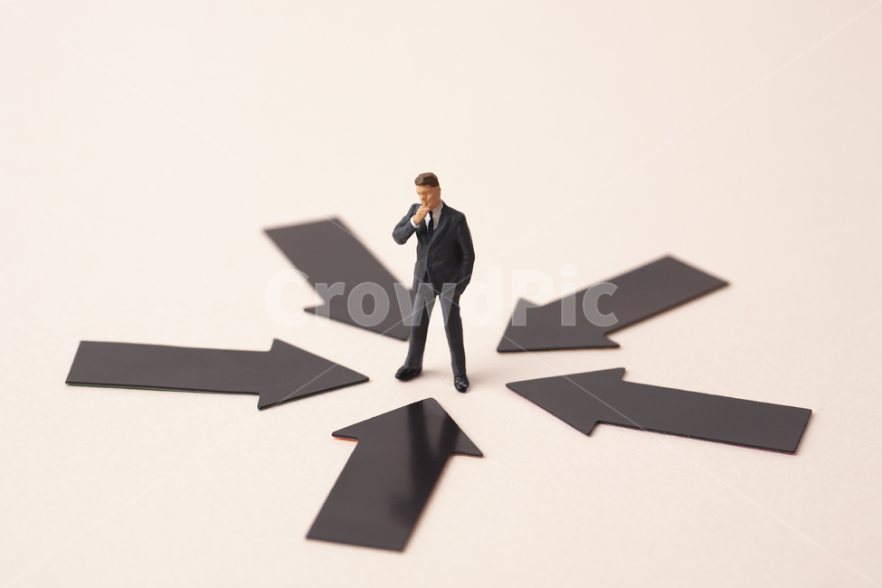 arrow,trend,black color,focus,businessman,Business,goal,method,investment,gather,pressure,creative,market,background,success,failure,person,blame,indication,predicament,debt,male,bullying,object,idea,concept,interest,attack,design,man,profit,direction,str