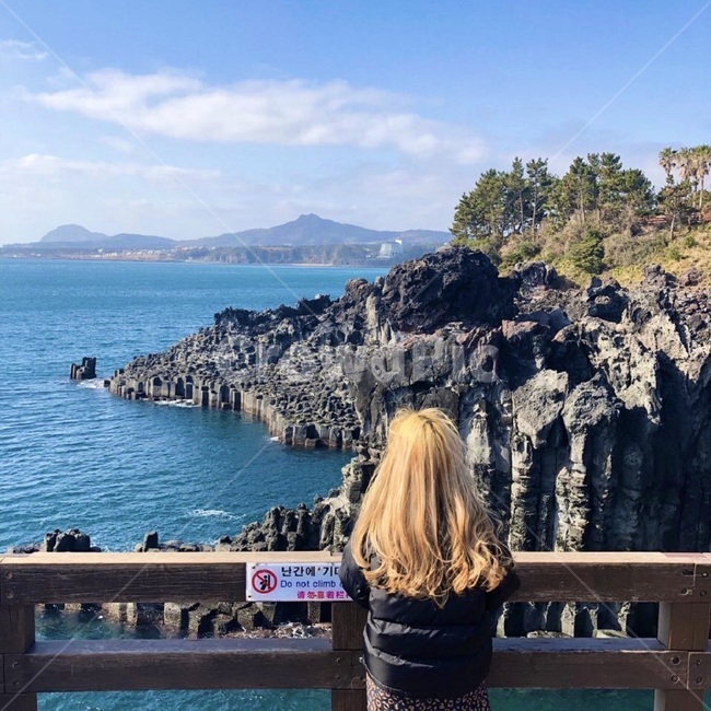 주상절리,바다,감성,여자뒷모습,해안,해변,물,자연,대양,파랑,outdoors,sea,ocean,water,nature,사람,인간,탈색머리,하늘,sky,person,human