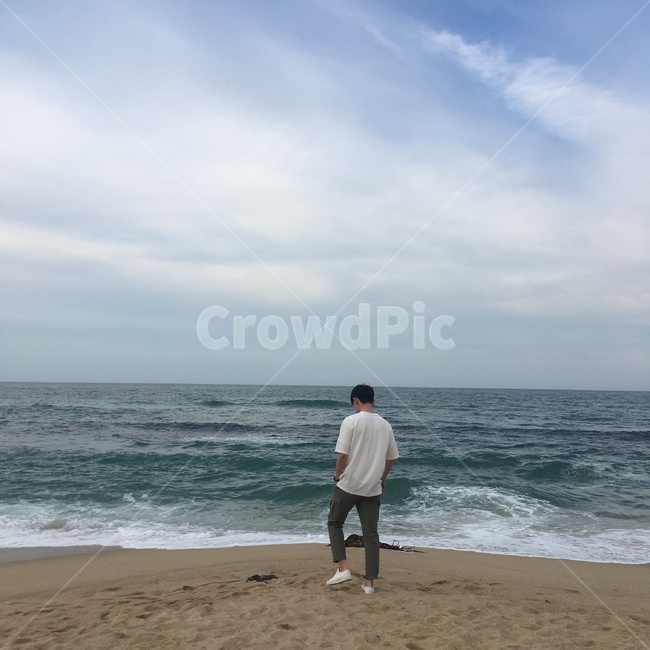 남자,뒷모습,해변,풍경,바다,해변,바다,beach,sea,사람,인물,인간,human,person,남성,남자,man,male