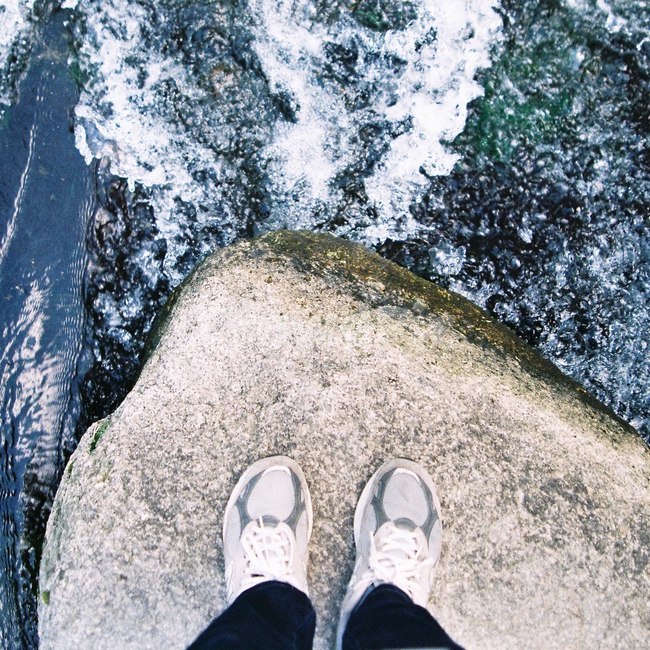 절벽,신발,아찔함,폭포,극적,shoes,waterfall,cliff,water,사람,인물,인간,human,person,신체일부,몸,body