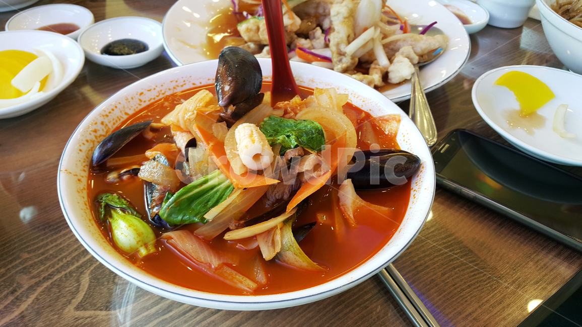 요리,짬뽕,식사,해물,중국집,조개,단무지,짬뽕국물,dish,meal,food,식품,bowl,사발,그릇,젓가락,음식,음식,식재료,요리,food,cook,meal,dishes,food reserves,면류,면요리,noodles,중식,중국음식,중화요리,chinese food,chinese dishes,chinese meal,chinese cook