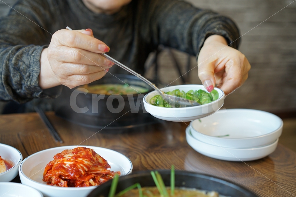어머니,엄마,마음,김치,고추,밥,식사,온기,배려,양보,모정,정,사랑,애정,접시,일상,감성,손,사람,인물,인간,human,person,신체일부,몸,body,음식,식재료,요리,food,cook,meal,dishes,food reserves,한식,한국음식,한국요리,korean food,korean dishes,korean meal,korean cook