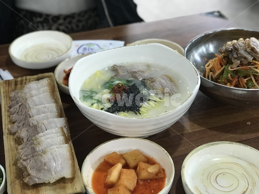 bowl,사발,food,음식,meal,식사,고기국수,비빔국수,돔베고기,noodle,meat,음식,식재료,요리,food,cook,meal,dishes,food reserves,한식,한국음식,한국요리,korean food,korean dishes,korean meal,korean cook