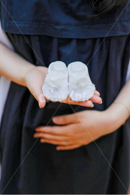 임산부,출산준비,아기용품,아기신발,만삭,임신,출산,육아,배,손,행복,여자,영유아,아기,애기,아이,infants,baby,패션스타일,의상,fashion,style,사물,물건,오브젝트,thing,object,matter