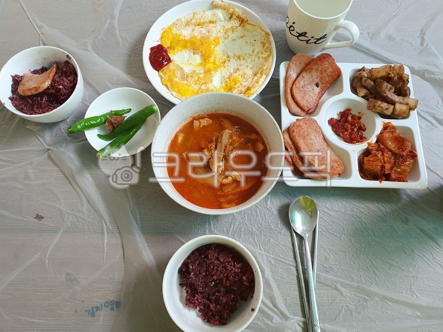 pork belly,Fried egg,dining table,cooking,spam