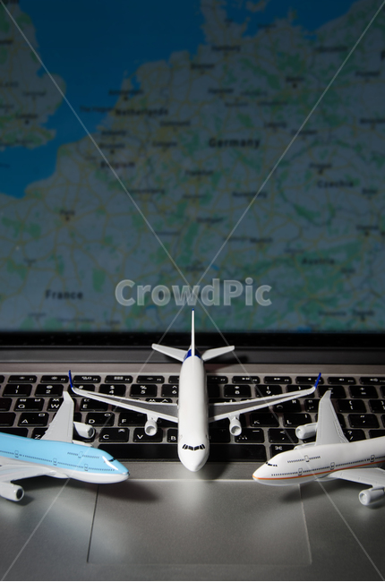 노트북,비행기,항공권,지도,인터넷,검색,항공사,여행,비행기표,티켓,비즈니스,항공,예약,예약아이콘,컴퓨터,비행,키보드,모델비행기,기술,교통,네트워크,지리,여행,휴가,traveling,vacation,trip,연출,컨셉,콘셉,direction,concept
