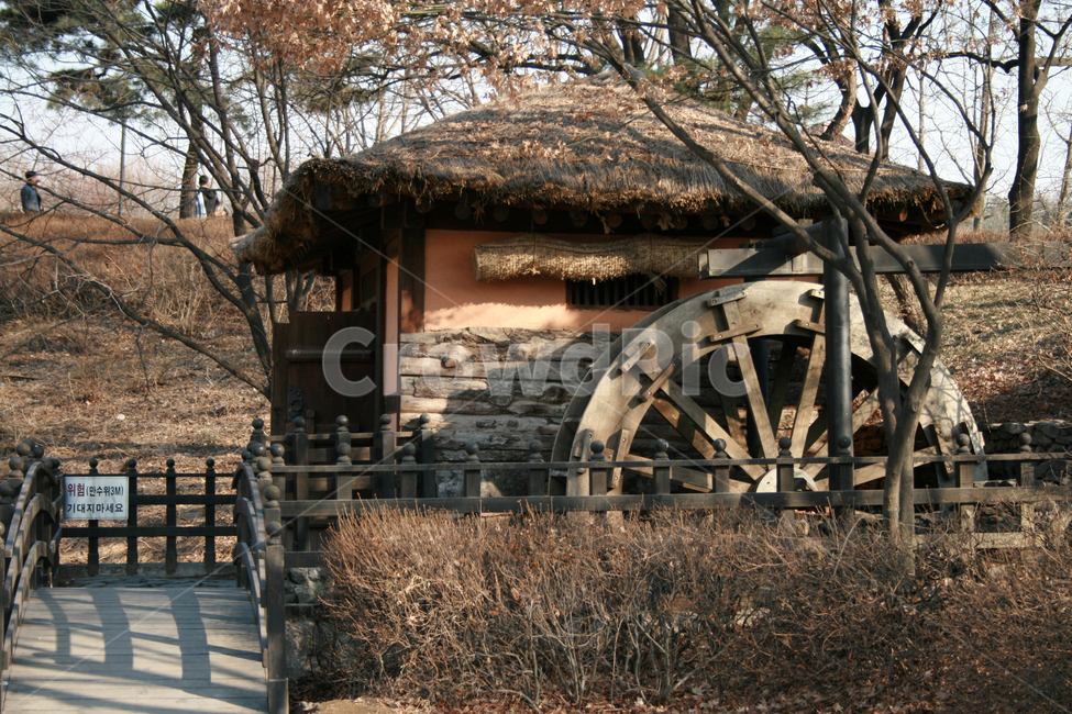 초가집,지붕,겨울,물레방아,전통,한국,겨울,계절,winter,season,시골,마을,풍경,landscape,country,rural,town,한국전통,한국문화,korean traditional,korean culture,건축물,건물외관,exterior,building,structure,architecture,construction