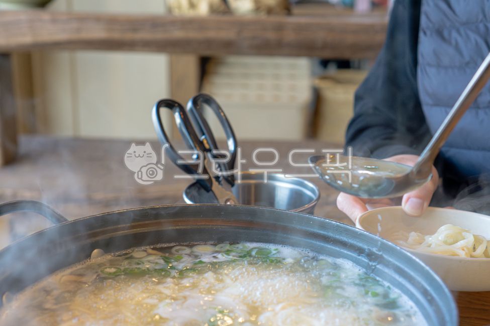 stew,ladle,stew dish,kalguksu,Korean food,food,meal