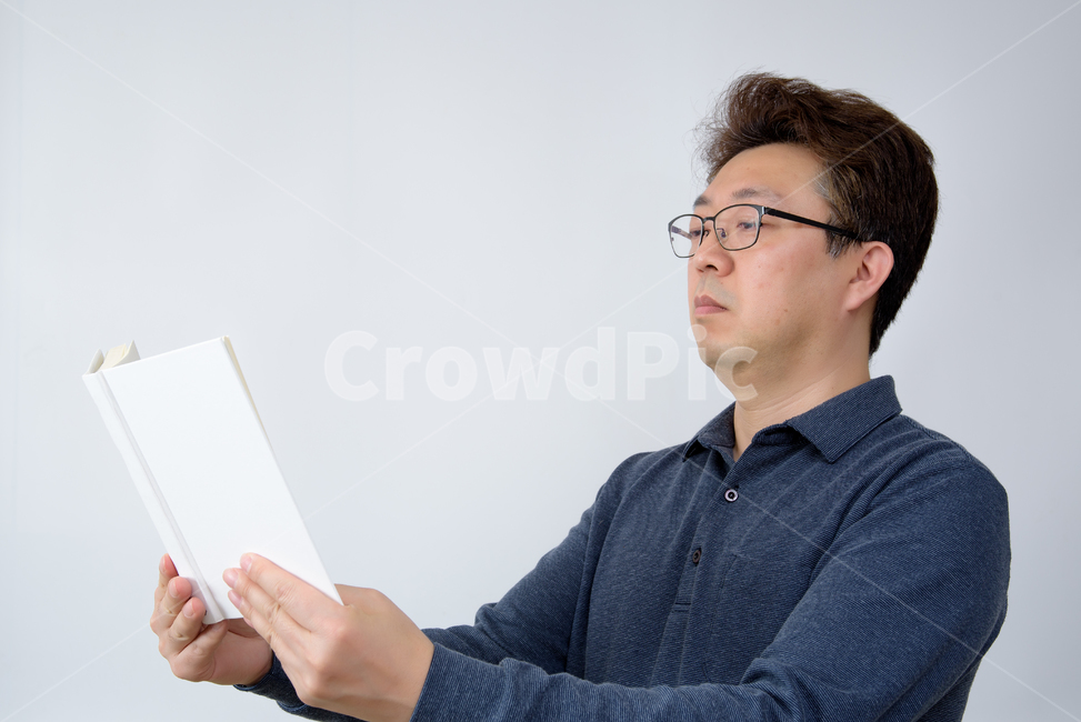 남자,남성,아빠,1명,한국인,일본인,중국인,아시아인,중장년,중년,하얀배경,실내,안경,시력,노안,난시,근시,노화,50대,상반신,표정,눈,40대,돋보기,1인,피곤,피로,눈건강,건강,보건,의료,초점,핀트,책,독서,서적,신체,여백,카피스페이스,사람,인물,인간,human,person,남성,남자,man,male