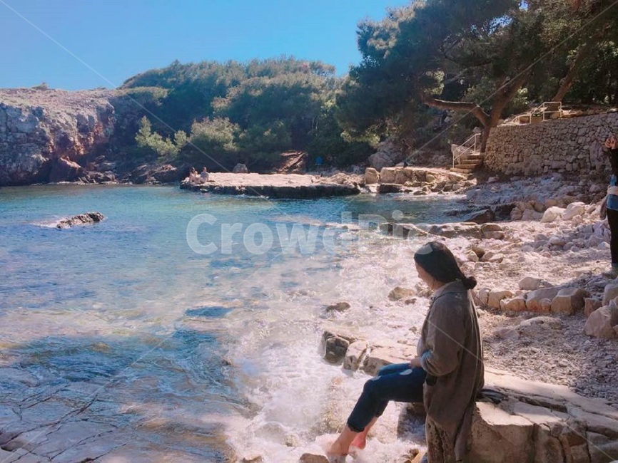 투명한,시원한,연못,수영,유유자적,자연,청량한,자유로운,햇살,sunny,breathtaking,view,splendid,자연,풍경,nature,landscape,해외,외국,세계,foreign,oversea,world,세계자연풍경,해외자연풍경,외국자연풍경,world nature landscape,사람,인물,인간,human,person,여성,여자,woman,female,lady,여행,휴가,traveling,vacation,trip,휴식,힐링,rest,relaxation,healing,rock,록,promontory,곶