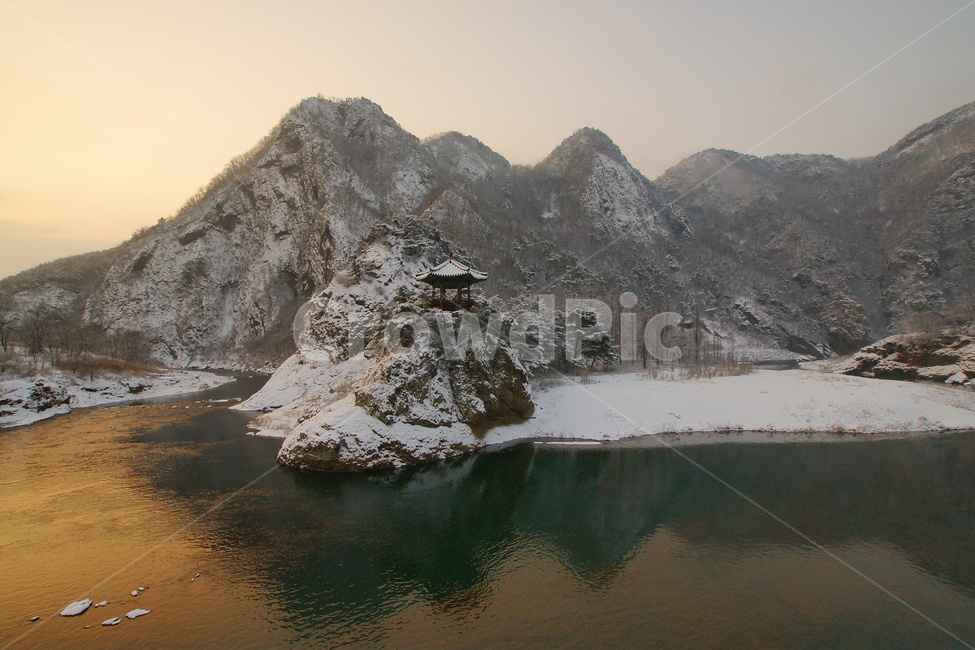 월류봉,영동군,풍경,설경,일출,겨울,계절,winter,season,자연,풍경,nature,landscape,한국자연풍경,한국자연경관,korea nature landscape,outdoors,옥외,mountain,산,ice,빙,mountain range,산맥