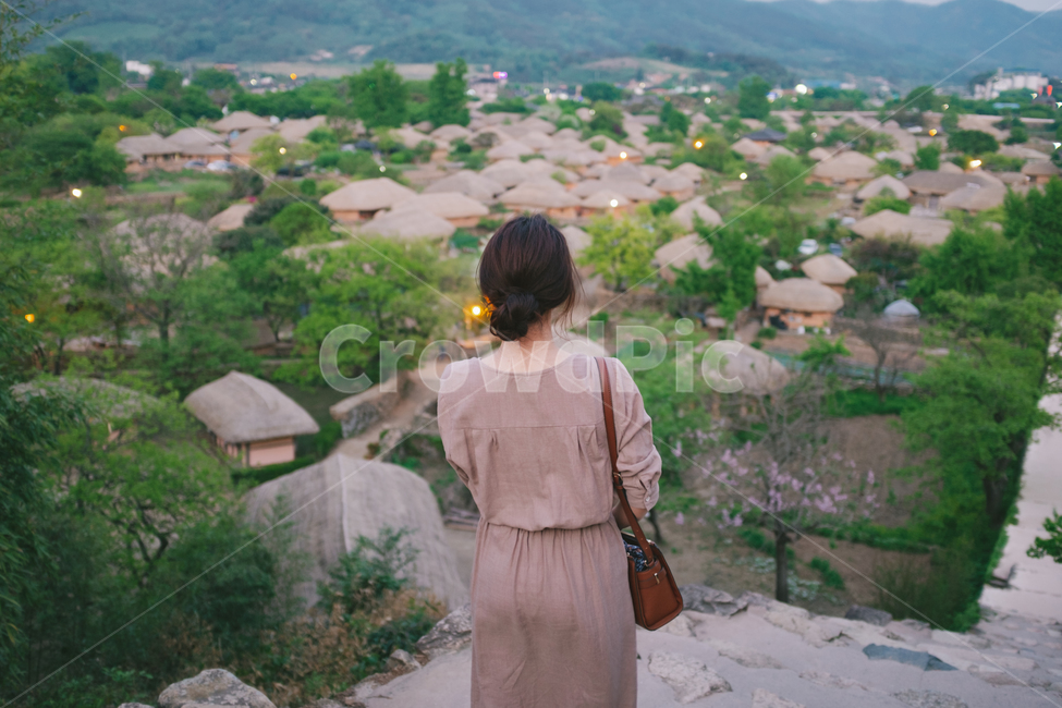 민속마을,여자,사람,뒷모습,마을,초가집,초가지붕,국내여행,따뜻함,시골,마을,풍경,landscape,country,rural,town,한국전통,한국문화,korean traditional,korean culture,사람,인물,인간,human,person,여성,여자,woman,female,lady,여행,휴가,traveling,vacation,trip,감성,sensible,feeling