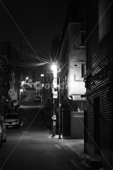 야경,골목길,골목,어둠,다세대주택,원룸촌,길거리,흑백,야경,밤,풍경,nightscape,night,landscape,골목길,alley,흑백,모노톤,monochrome,black and white,urban,어반,town,도시,street,거리,building,건물,city,시티,road,도로,alleyway,car,차,automobile,자동차,transportation,교통,vehicle,차량