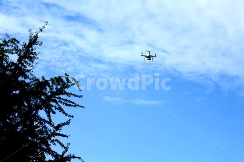 드론,drone,하늘,비행,파란,파랑,흰색,sky,cloud,blue,white,구름,조종,control,날다,날라가다,공중,fly,양털구름,뭉게구름,드론조종,기계,날개,wing,프로펠러,propeller,machine,기계류,machinery,날리다,띄우다,float,연습,멀리,높이,faraway,high,푸른,푸르른,단계,헬리콥터,helicopter,새,bird,이동,move,유망,감시,watch,시야,예측,조망,oversight,surveillance,outlook